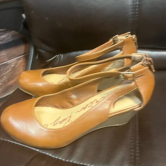 American Rag Miley Cut-out Rounded Toe Wedge Heels - Picture 7 of 9